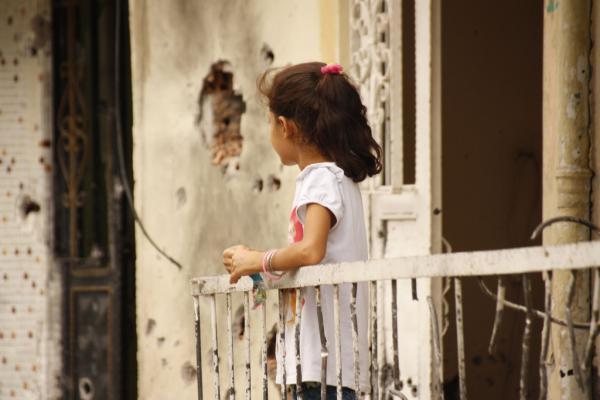 A young girl on the balcony of her house riddled with bullet holes in Cizre. The devastation in Silopi and Cizre is so big that entire neighborhoods will have to be built up from the ground. Rebecca Harms / Flickr (CC by-sa 2.0)
