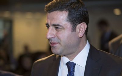 Turks-Koerdisch toppoliticus stelt zich presidentskandidaat vanachter de tralies