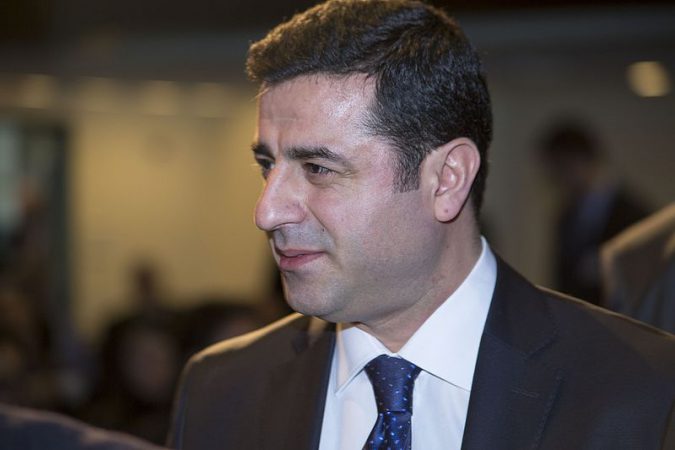 Turks-Koerdisch toppoliticus stelt zich presidentskandidaat vanachter de tralies